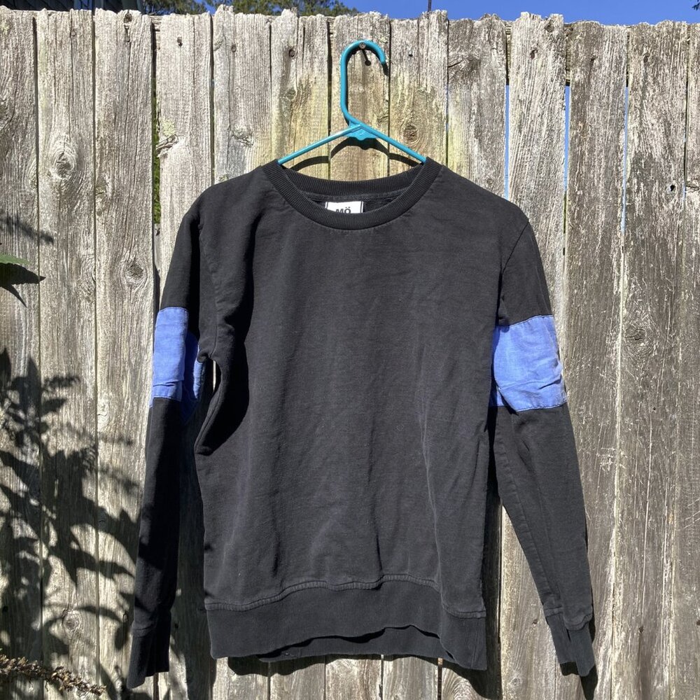 Black and blue Mö sweatshirt
